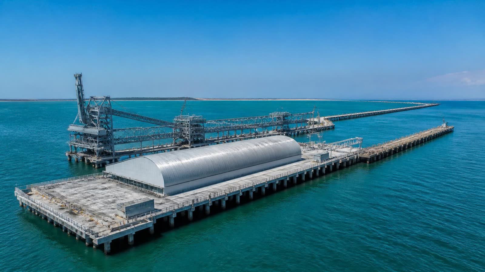 Píer em concreto com armazém metálico no mar